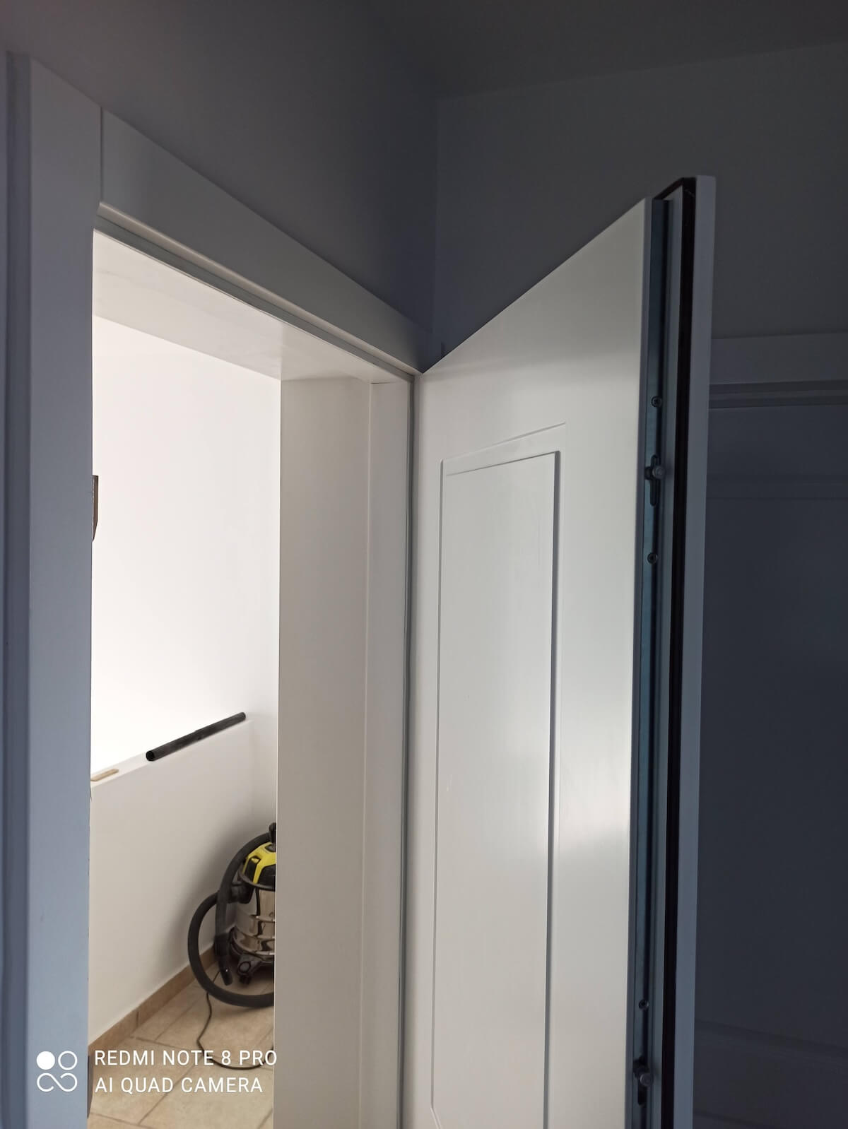 zadar-stolarija-ulazna-sigurnosna-vrata-stan-drvena-mdf-51mm-masivni-stok-cnc-gravura-zakljucavanje-5-tocaka-bijela